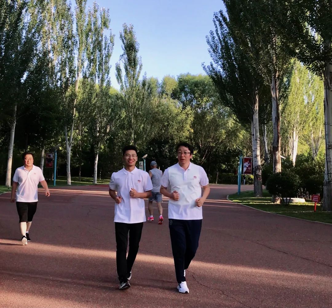 隆安呼和浩特开展以健康为标与伙伴齐跑——隆安30周年健康跑活动